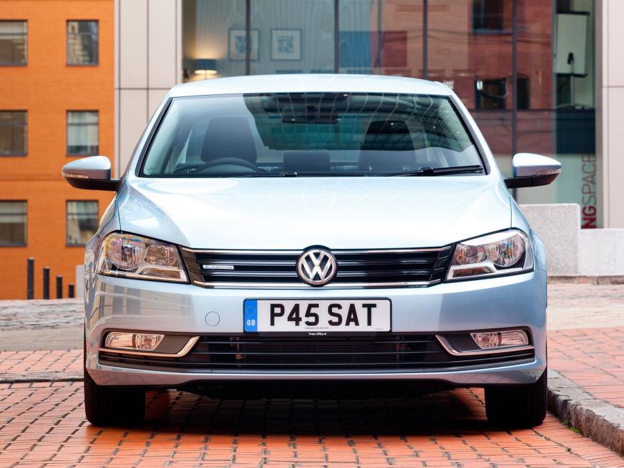  Volkswagen Passat BlueMotion 2010 года  (UK) (фото 5 из 15)